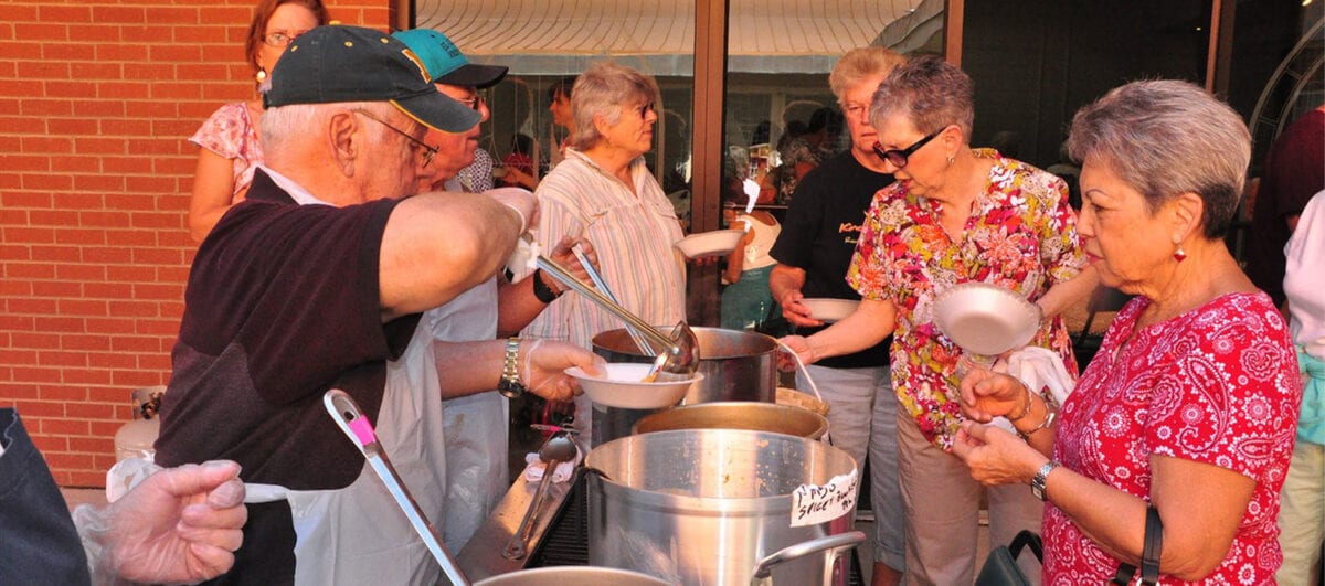 El Caldito Soup Kitchen volunteers