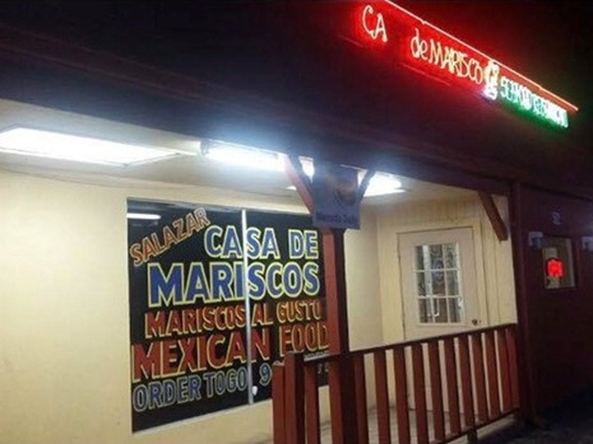 Exterior of Casa De Marisco restaurant in Weslaco, TX, at night