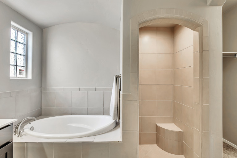 1366 Master Bathroom Tub and Shower