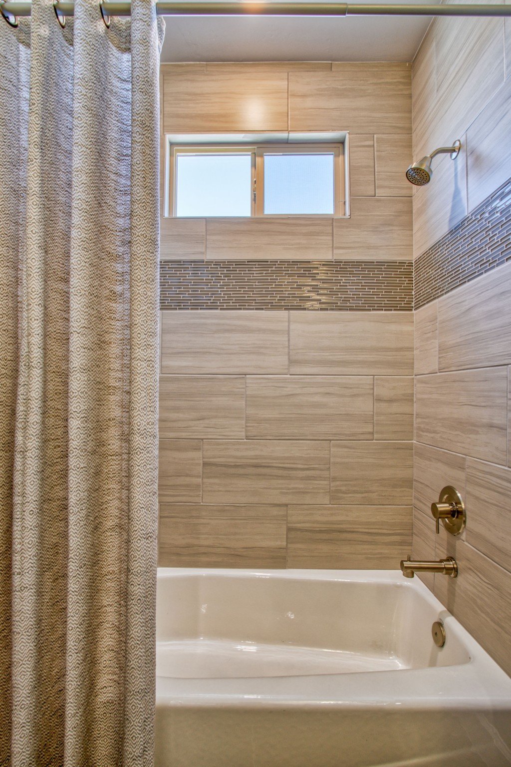 2124 Bathroom Tub and Shower